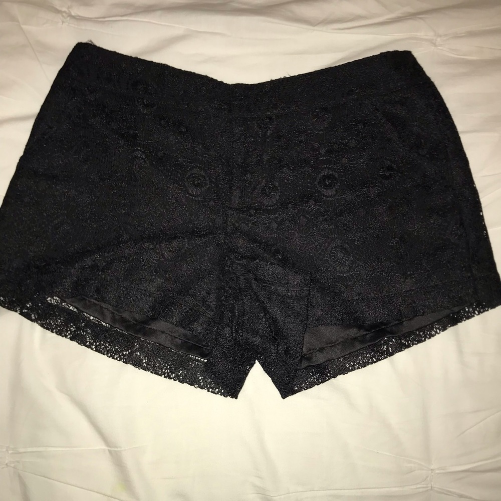 Black lace Guess short